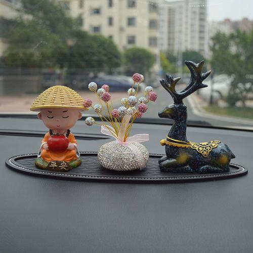 行车平安的美好陪伴 车载中控台装饰摇头和尚与一帆风顺的心愿